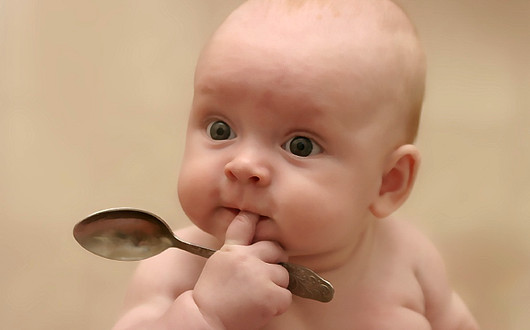 Почему ребенок срыгивает после кормления
