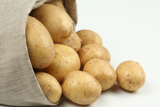 почему картошка краснеет после чистки
