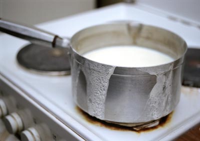 Как убрать запах пригоревшего молока
