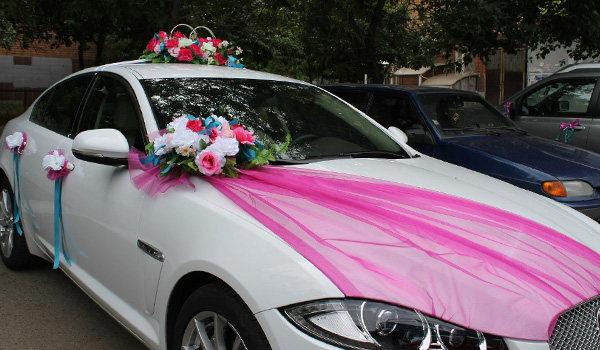 Чем украшают свадебную машину?