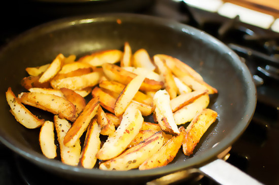 Почему синеет картошка после варки или жарки