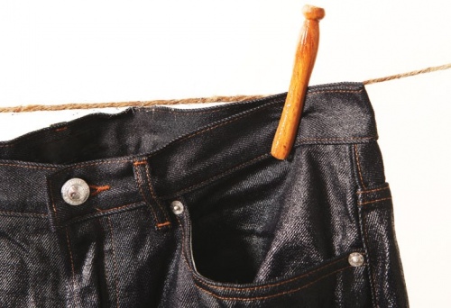 Как стирать черные джинсы