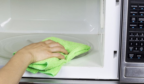 Как отмыть микроволновку с помощью соды