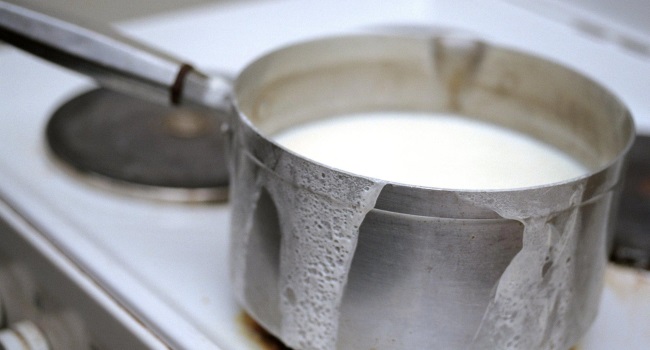 Почему молоко сворачивается при варке